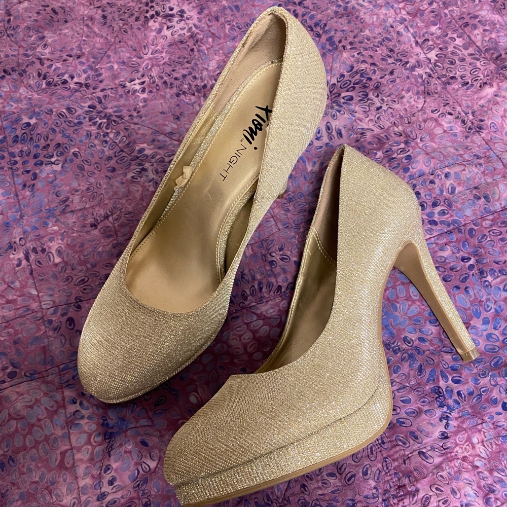 ✨Sparkly gold high heels!